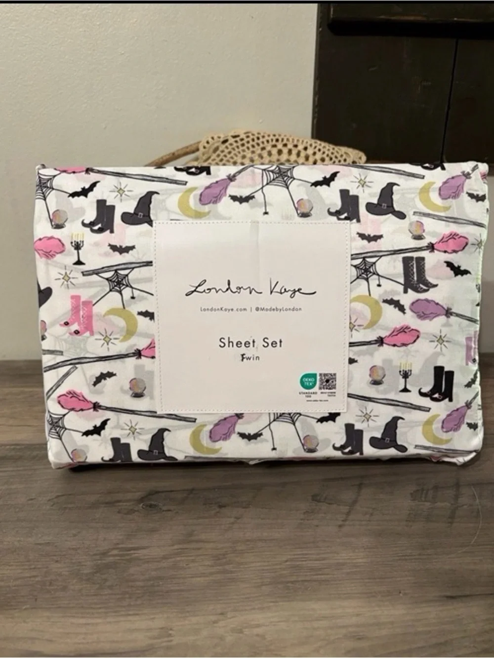 New! LONDON KAYE Witches Boots, Bats TWIN SIZE HALLOWEEN Sheet
